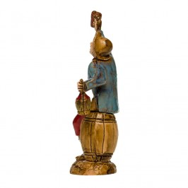 Uomo che Brinda per il Presepe