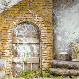Capanna con Porta in Legno per 12 cm