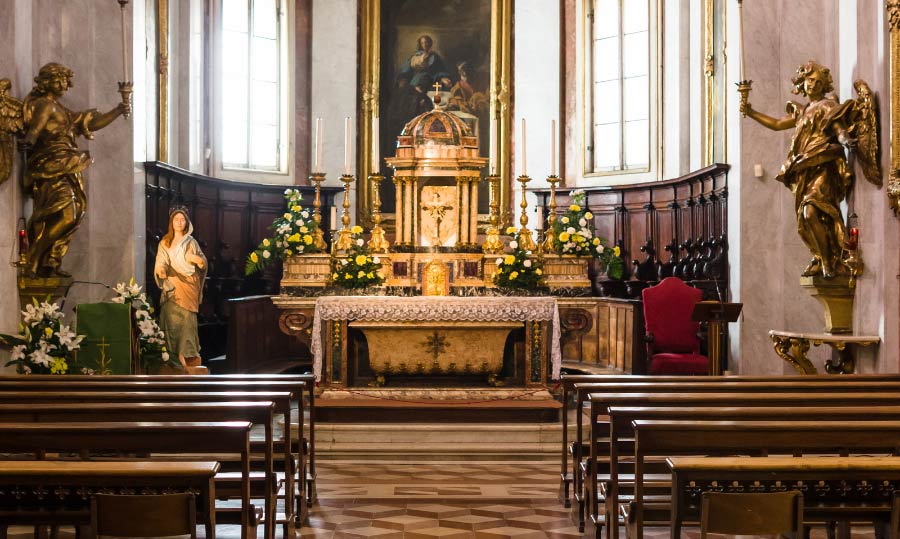 Quali sono gli arredi sacri che non possono mancare in chiesa?
