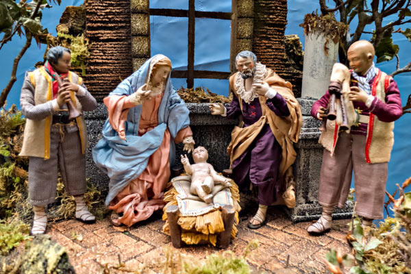 Gli Zampognari: cuore del presepe napoletano e simbolo di tradizione