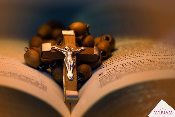 Leggere i libri sacri e meditare la parola di Dio